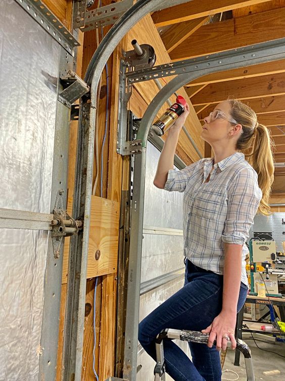 Bôi trơn các bộ phận chuyển động Cửa Cuốn