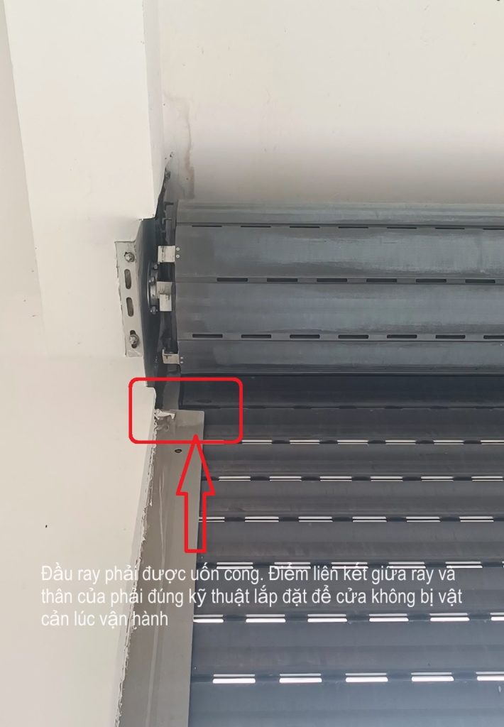 Kiểm Tra đầu ray nơi đầu tiên tiếp xúc với thân cửa