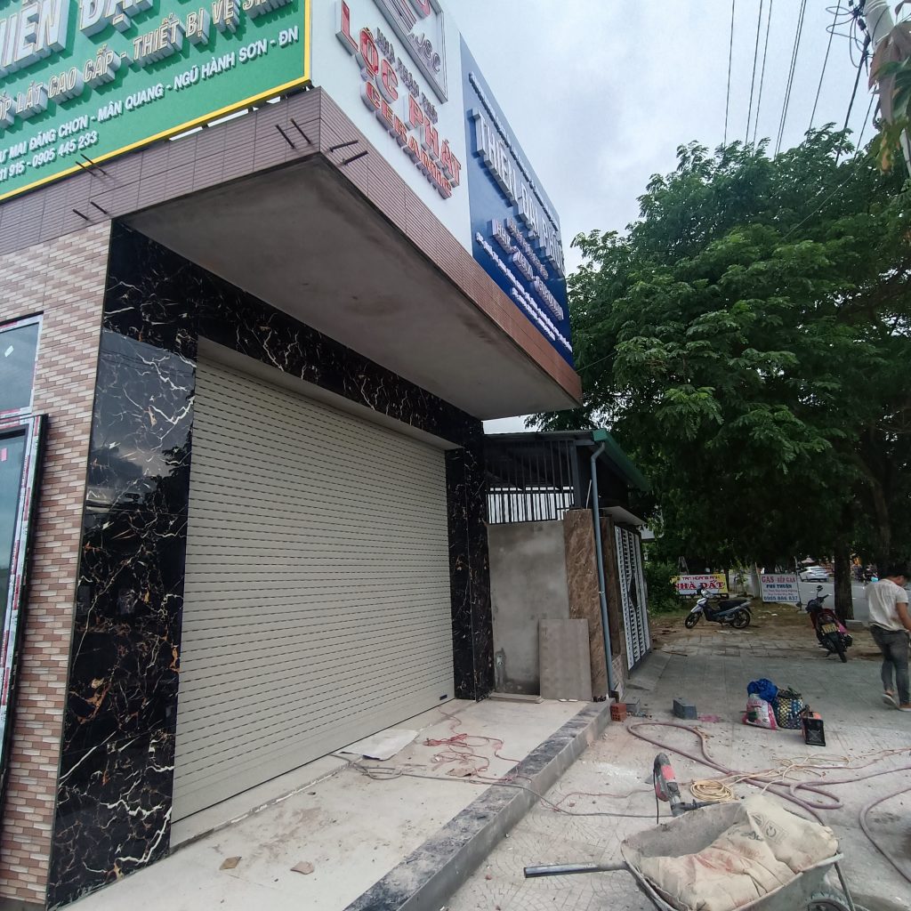 Hoàn thiện cửa cuốn khe thoáng E52 tại showroom VLXD Thiên Đại Phúc – Mai Đăng Chơn, Ngũ Hành Sơn, Đà Nẵng