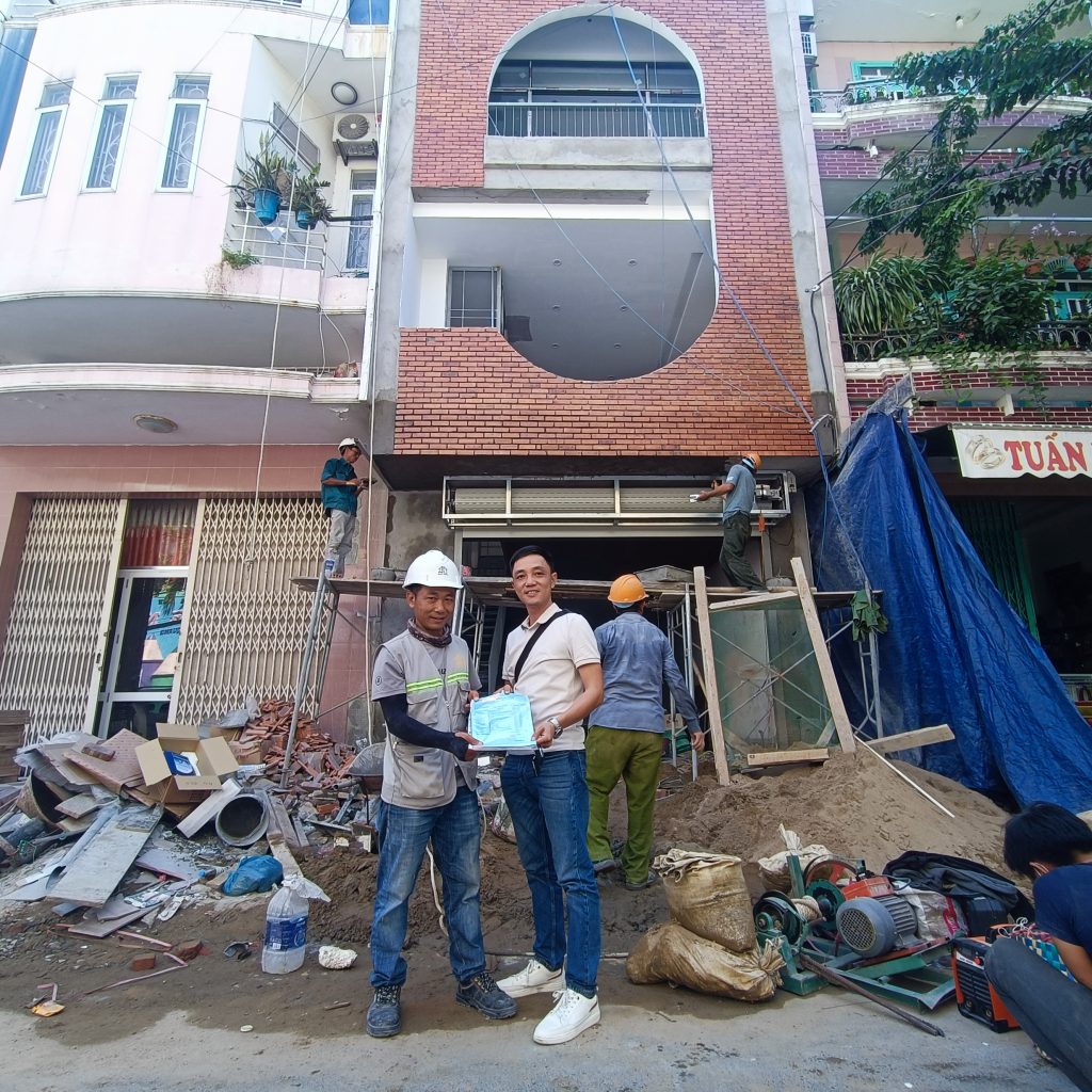 hoàn thiện cửa cuốn khe thoáng E51 tại 20 Đỗ Quang