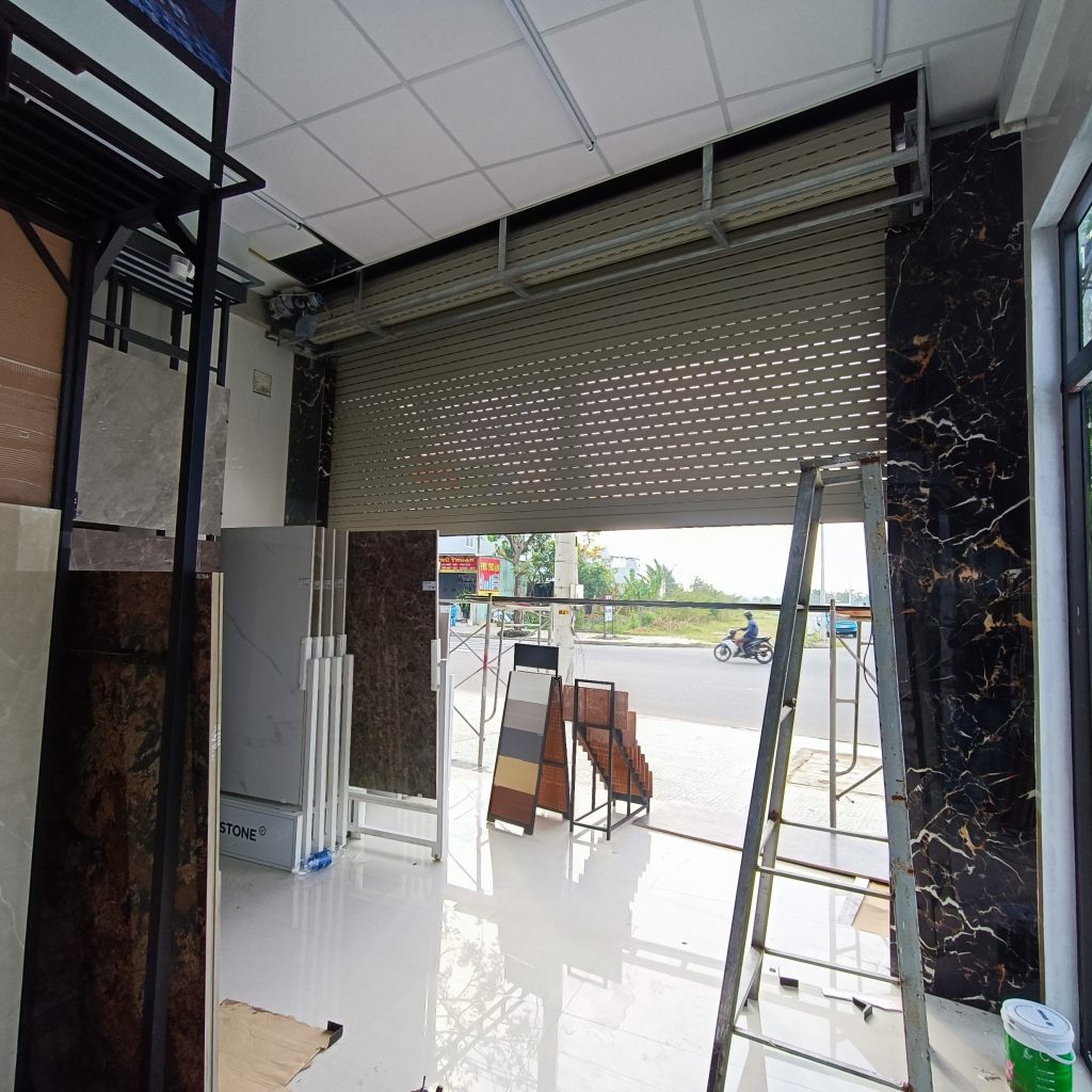 Hoàn thiện cửa cuốn khe thoáng E52 tại showroom VLXD Thiên Đại Phúc – Mai Đăng Chơn, Ngũ Hành Sơn, Đà Nẵng