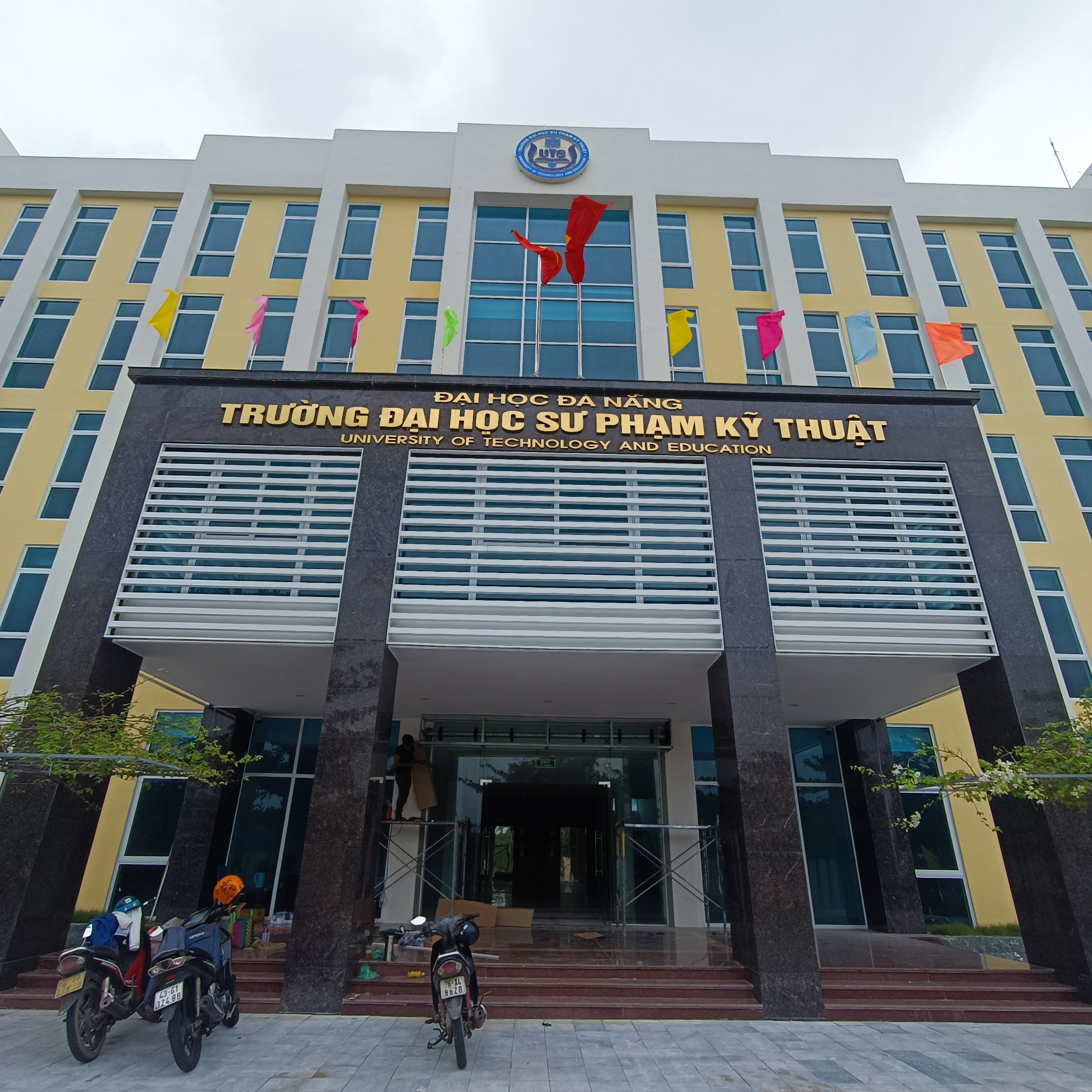 cửa cuốn khe thoáng M70 Trường Đại học Sư phạm Kỹ thuật Đà Nẵng