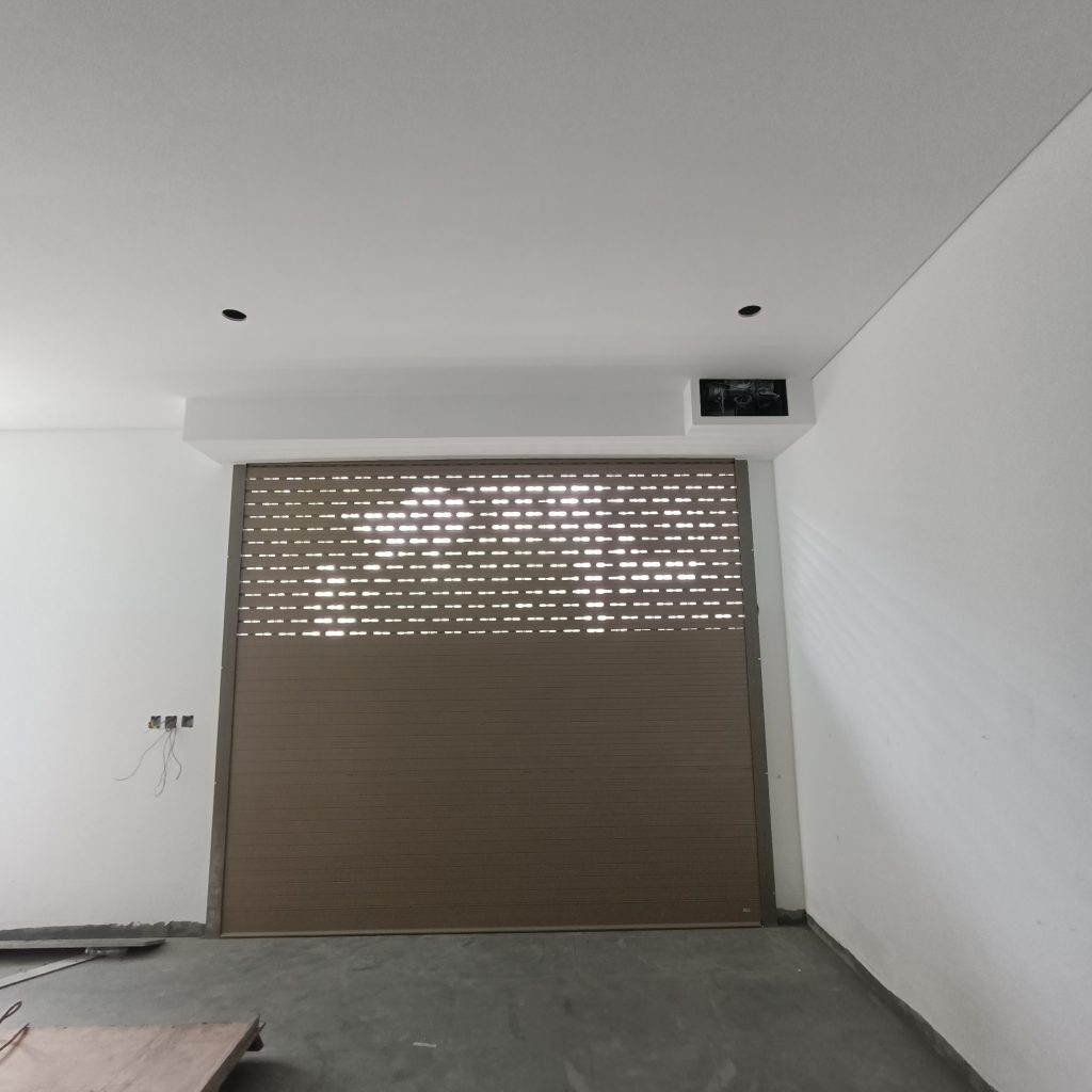 Nan cửa cuốn M70 cận cảnh