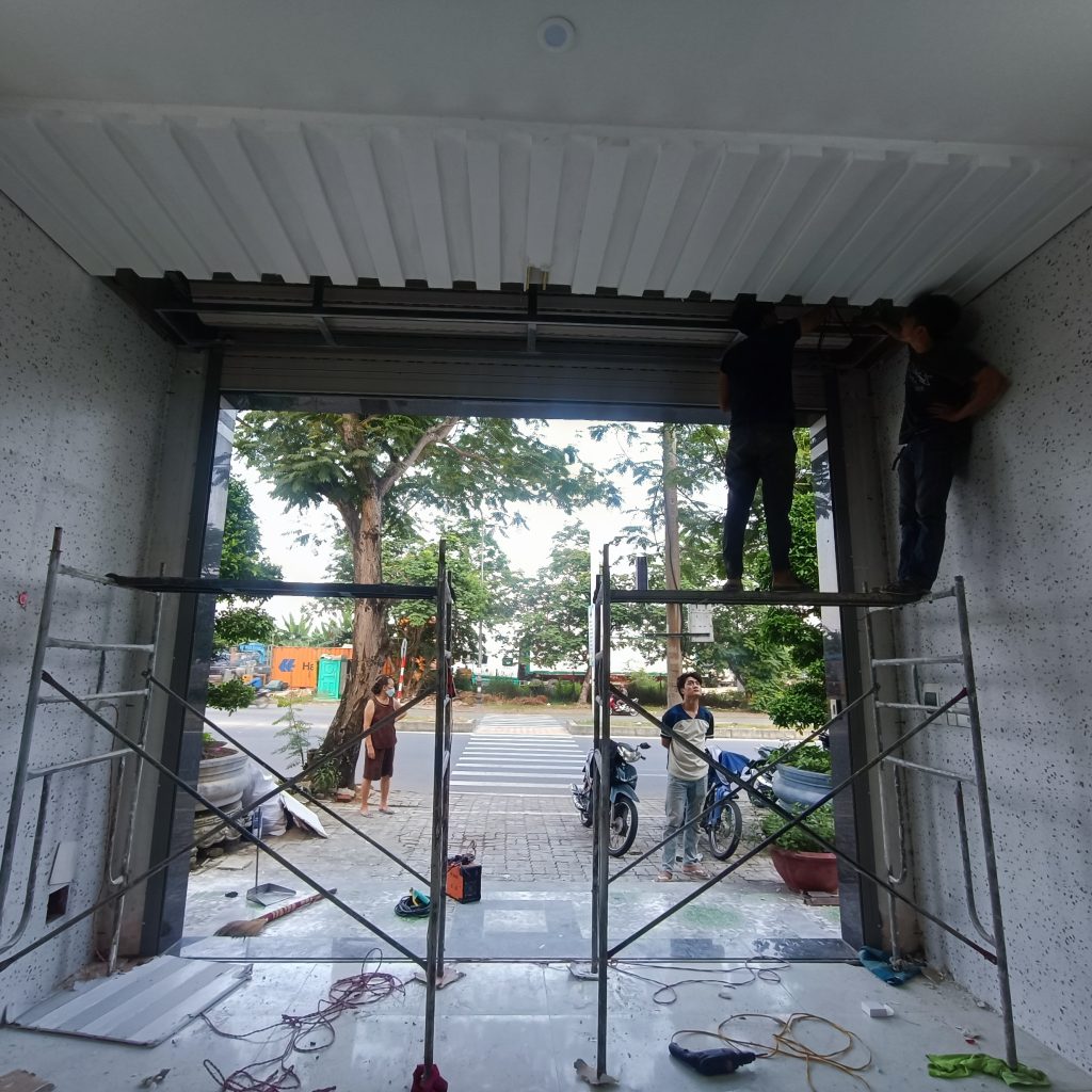 Đội ngũ thi công cửa cuốn Austdoor tại Hòa Khánh Đà Nẵng