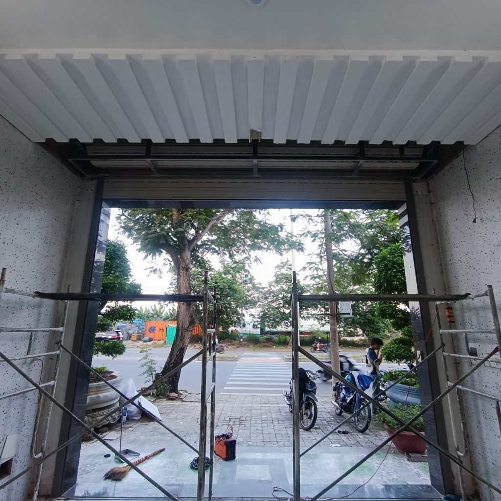 Đội ngũ thi công cửa cuốn Austdoor tại Hòa Khánh Đà Nẵng