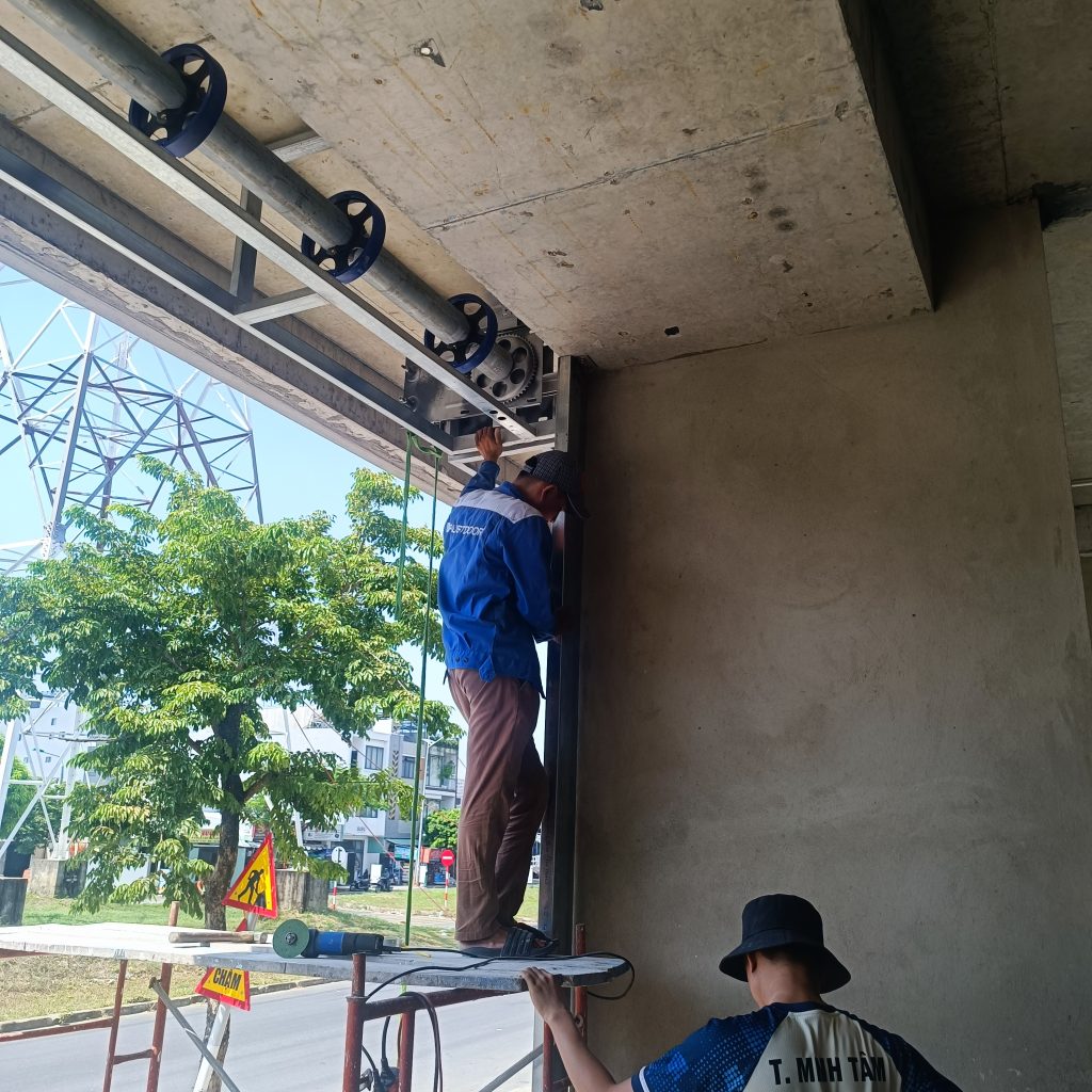 Hoàn thiện cửa cuốn khe thoáng E52 tại Cẩm Lệ Đà Nẵng Hoàn thiện cửa cuốn khe thoáng E52 tại Cẩm Lệ Đà Nẵng