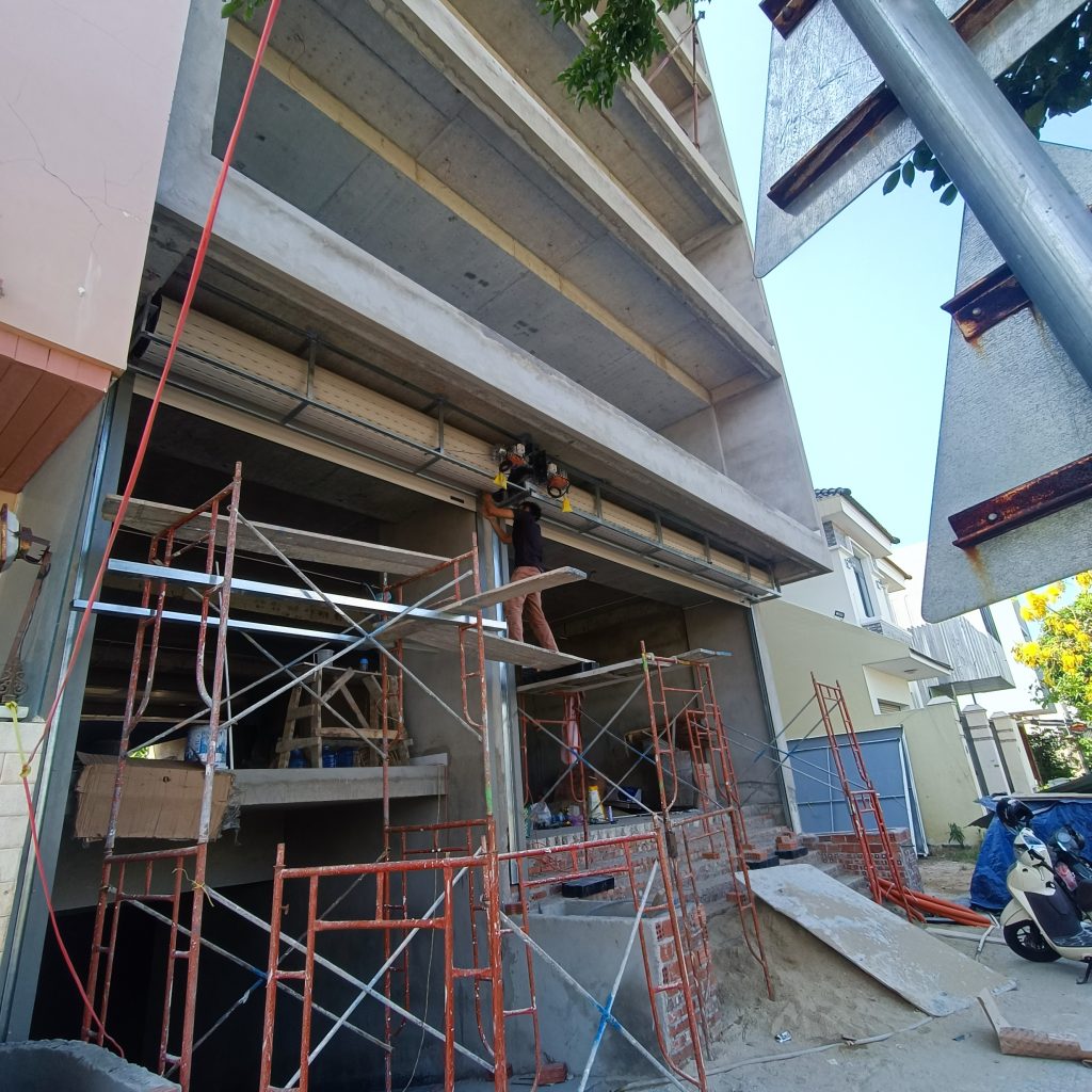 Hoàn thiện cửa cuốn khe thoáng E52 tại Cẩm Lệ Đà Nẵng Hoàn thiện cửa cuốn khe thoáng E52 tại Cẩm Lệ Đà Nẵng