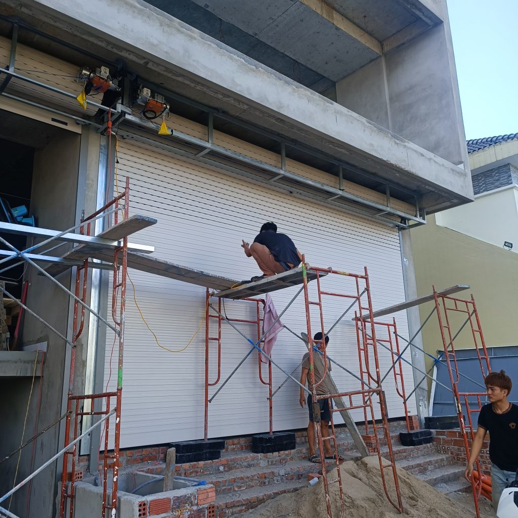Hoàn thiện cửa cuốn khe thoáng E52 tại Cẩm Lệ Đà Nẵng Hoàn thiện cửa cuốn khe thoáng E52 tại Cẩm Lệ Đà Nẵng