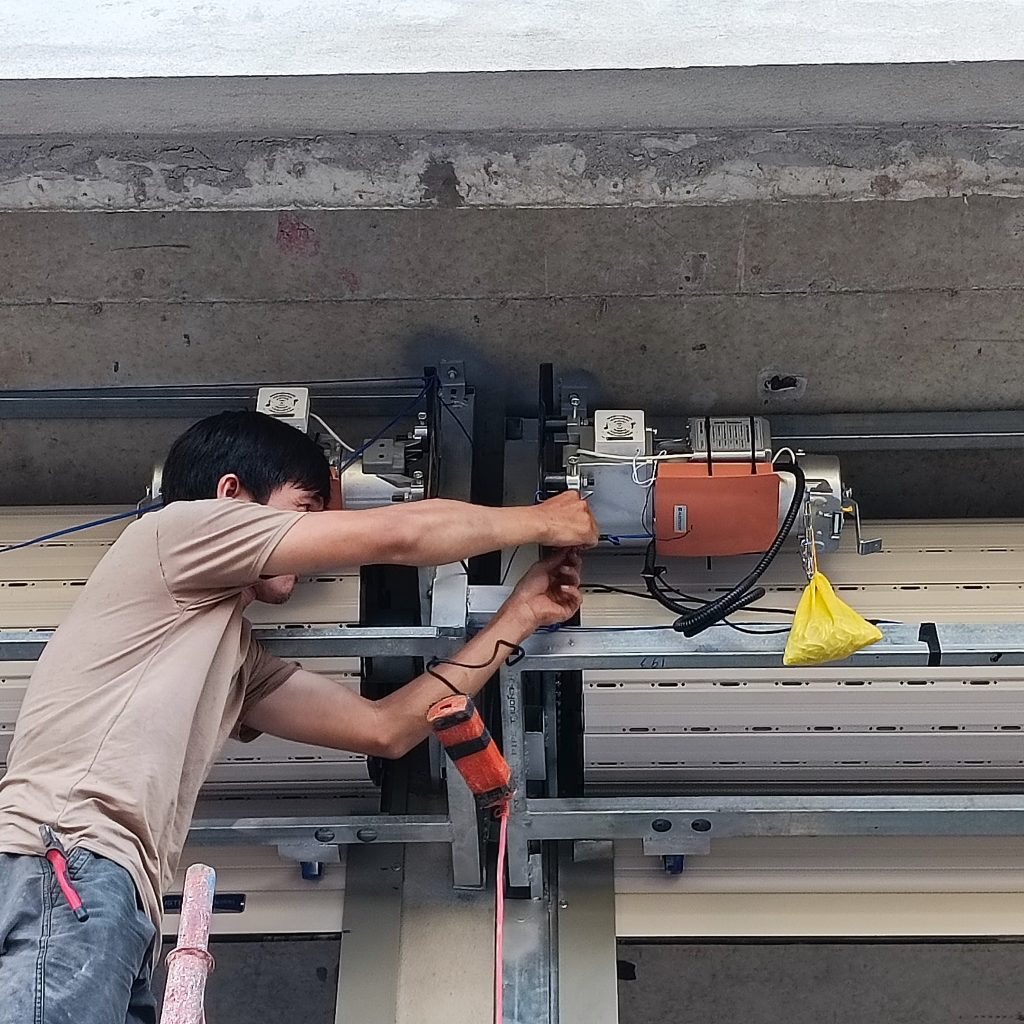 Hoàn thiện cửa cuốn khe thoáng E52 tại Cẩm Lệ Đà Nẵng Hoàn thiện cửa cuốn khe thoáng E52 tại Cẩm Lệ Đà Nẵng