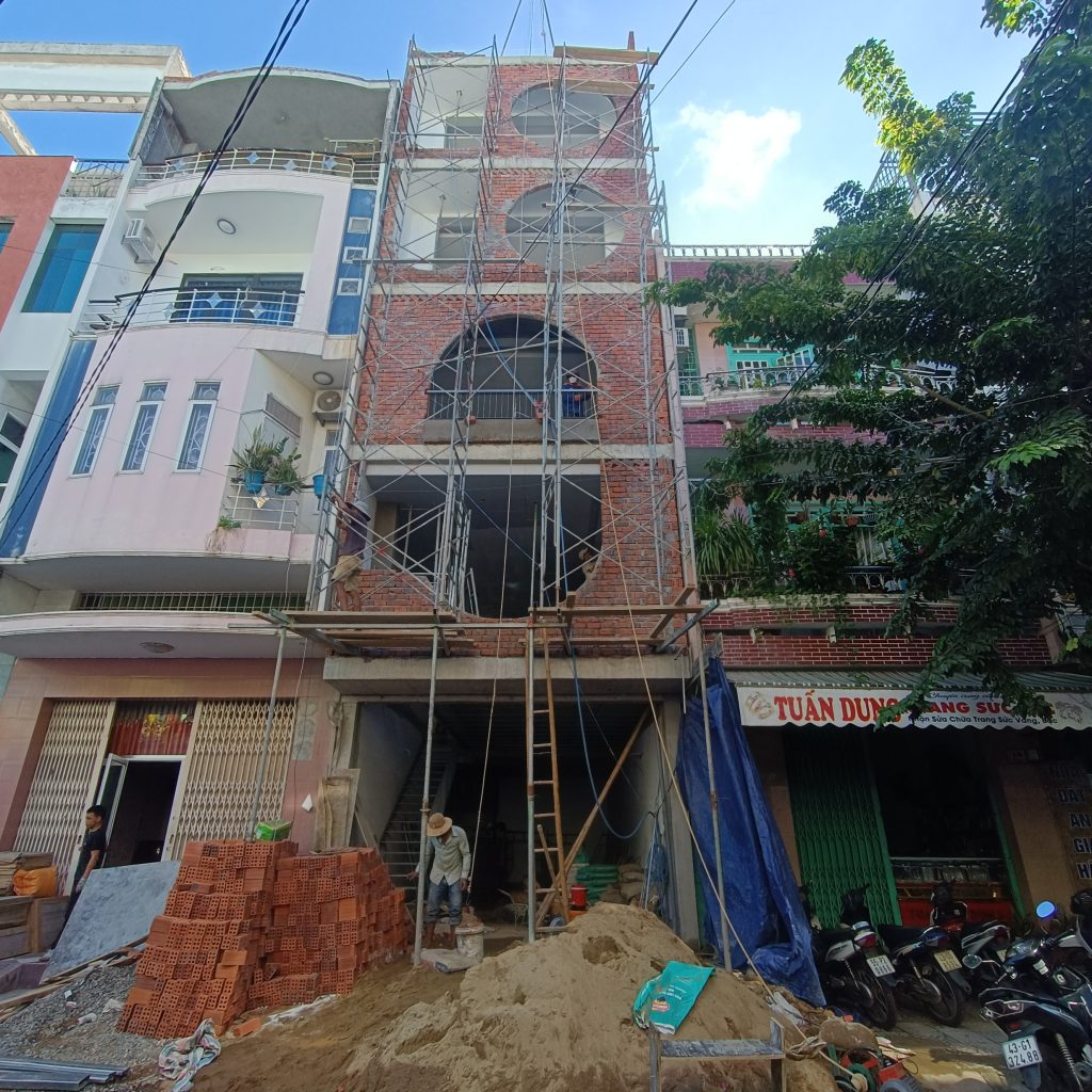 hoàn thiện cửa cuốn khe thoáng E51 tại 20 Đỗ Quang