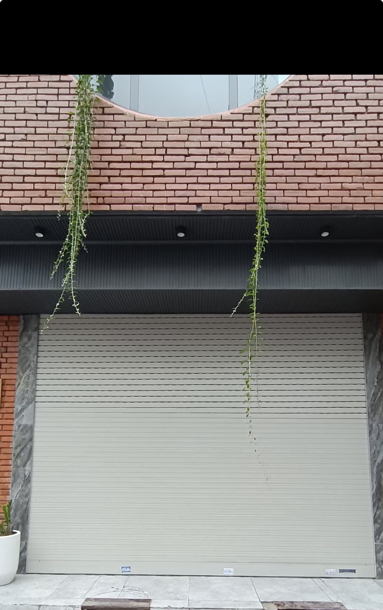 hoàn thiện cửa cuốn khe thoáng E51 tại 20 Đỗ Quang