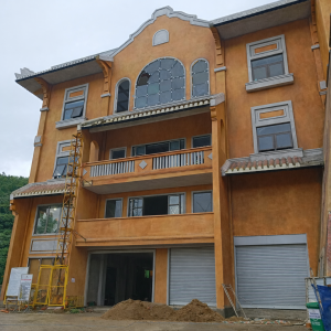 Thi công cửa cuốn khe thoáng Austdoor E51 tại Bà Nà Hills